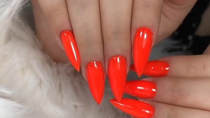 Yılbaşı gecesi için kırmızı oje mi yapayım yoksa nail art mı yapayım?