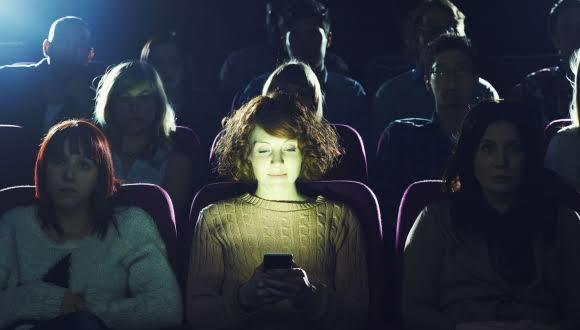 Sinemada telefonla oynayan birisi, filmi izlemenizde engel olur mu?