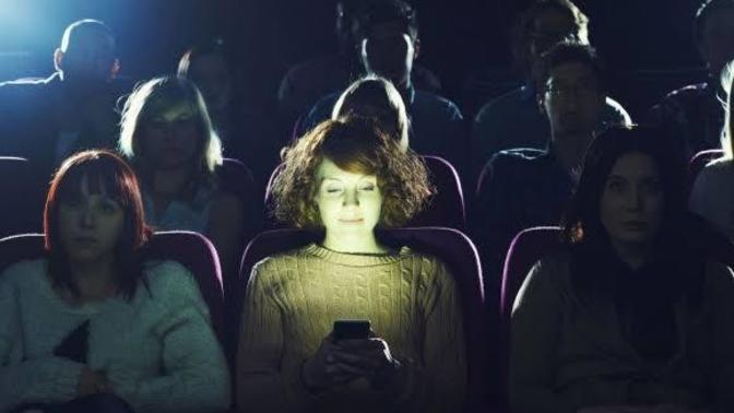 Sinemada telefonla oynayan birisi, filmi izlemenizde engel olur mu?