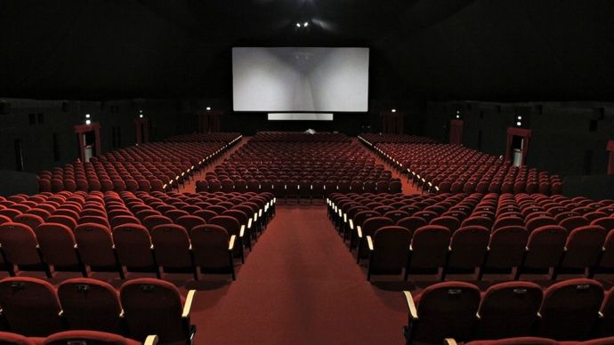 Beyaz perdede yeni çıkan bir filmi izlemeden önce hakkında yapılan yorumları dikkate alır mısınız?