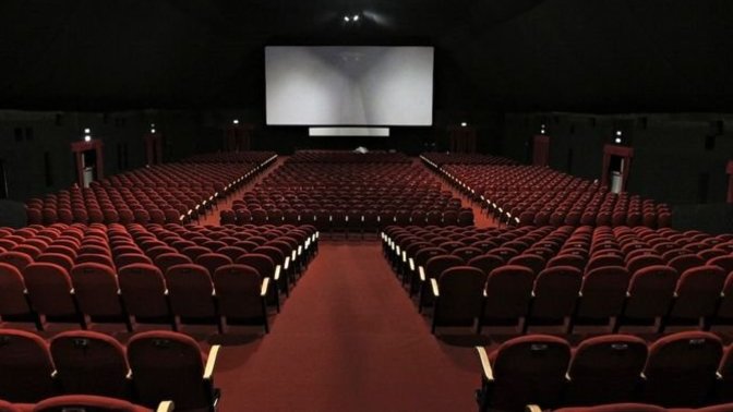 Beyaz perdede yeni çıkan bir filmi izlemeden önce hakkında yapılan yorumları dikkate alır mısınız?