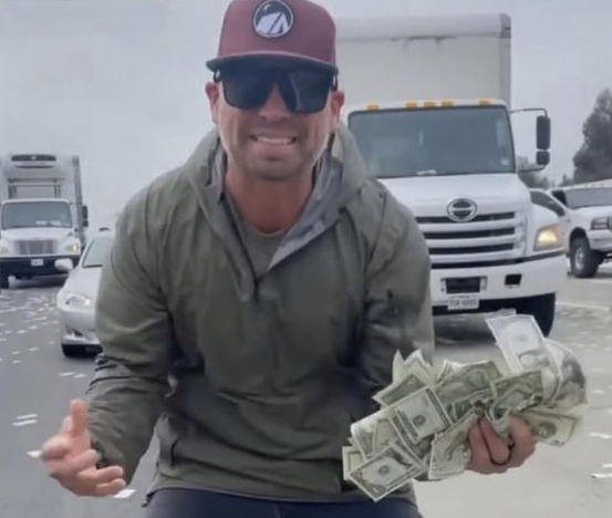 Dolar taşıyan aracın kapıları yanlışlıkla açıldı, paralar yağmur gibi yağdı. Başınıza gelse ne yapardınız?