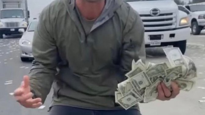 Dolar taşıyan aracın kapıları yanlışlıkla açıldı, paralar yağmur gibi yağdı. Başınıza gelse ne yapardınız?