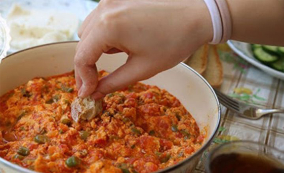 Menemen çatalla mı yenir elle mi?