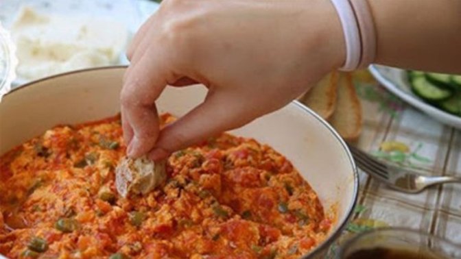 Menemen çatalla mı yenir yoksa elle mi?