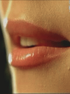 ''Alsam bi dal yine dudaklarından'' demek istediğiniz kimse var mı 💋 ?