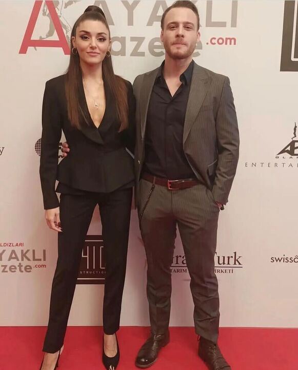 Hande Erçel ve Kerem Bursin davette görüntülendiler. Giyim tarzları çok demode değil mi?