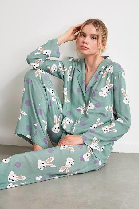 Erkekler, sevgilinizin yanınızda pijama giymesi hoşunuza gider mi?