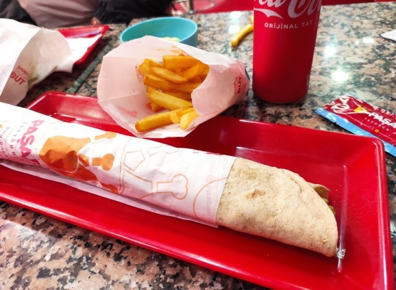 Döner ekmeğe ketçap mayonez sıkılır mı?