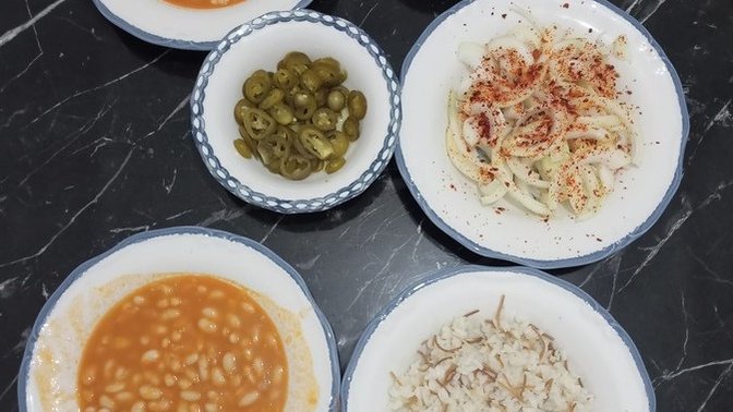 Kuru fasulye , pilav, soğan , turşu sevmeyen var mi?