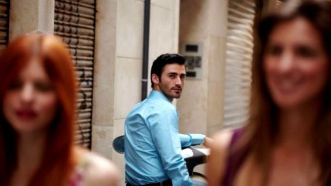 Beyler, bir kızın yanından geçerken ona bakmanızı sağlayan fiziksel bir özellik nedir?