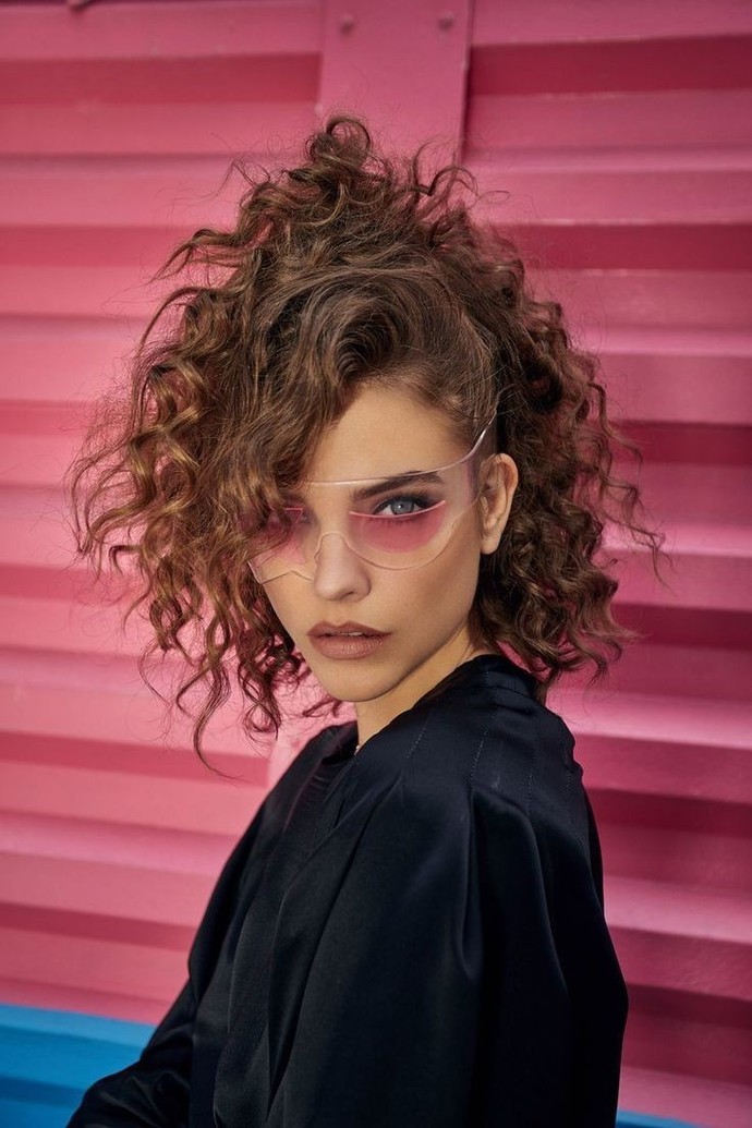 Saçlarınızda sürekli farklı modeller kullanır mısınız, yoksa hep aynı model mi?