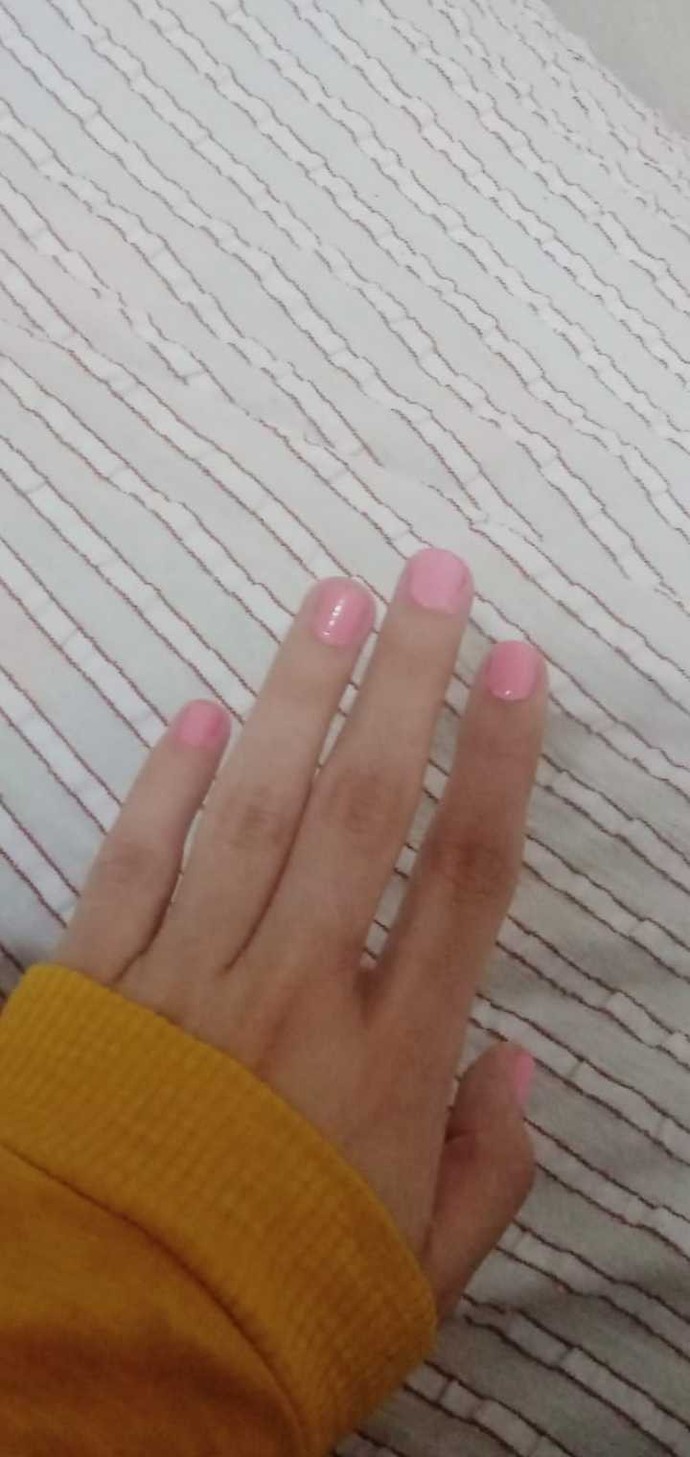 Bu renk oje nasıl sizce? (Açık pembe)?