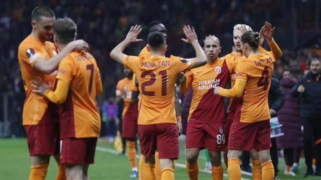 Sizce Galatasarayın Avrupa Liginde oynadığı güçlü oyunu Süper Ligde neden göremiyoruz?
