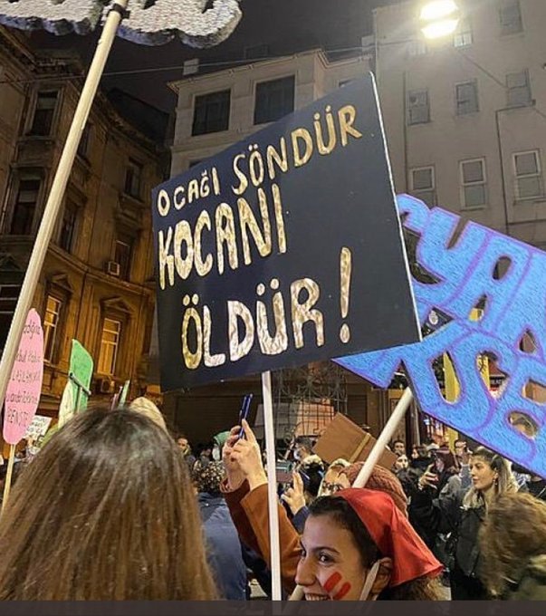 Taksimdeki kadın yürüyüşünde Ocağı söndür, kocanı öldür yazılı pankart açılmasına nasıl bakıyorsunuz?