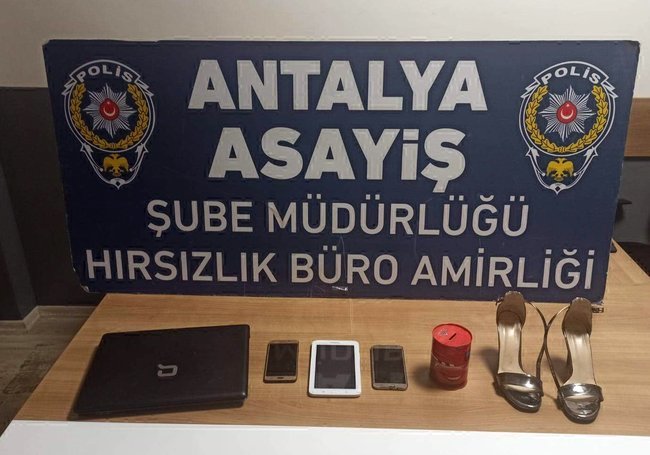 Antalyada 2 kadın hırsız; çilingirin yardımıyla girdikleri evden 5000 tl değerinde eşya ve evin kedisi çaldı. Ne düşünüyorsunuz?