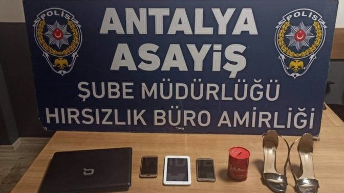 Antalya'da 2 kadın hırsız; çilingirin yardımıyla girdikleri evden 5000 tl değerinde eşya ve evin kedisi çaldı. Ne düşünüyorsunuz?
