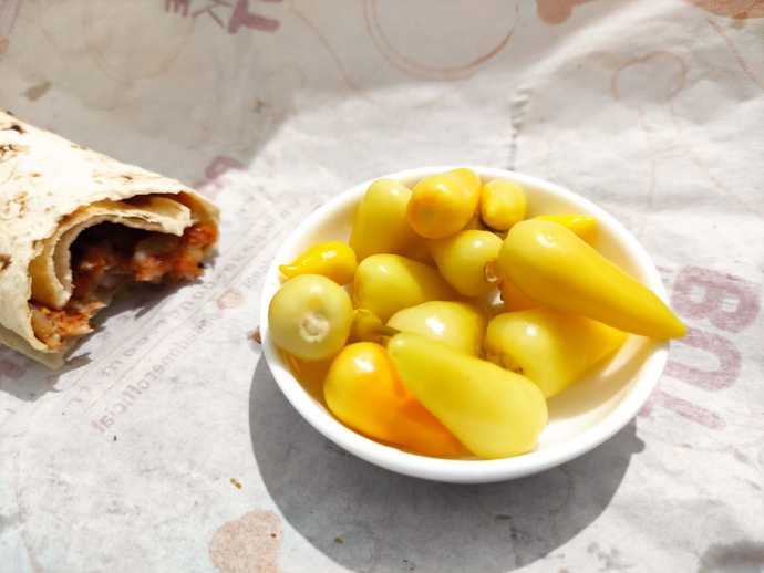Acı biber turşusu sever misin? En çok hangi yemeğin yanına yakışıyor?