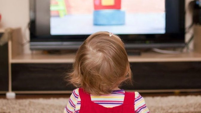 Bebeklere televizyon izletmek zararlı mı?