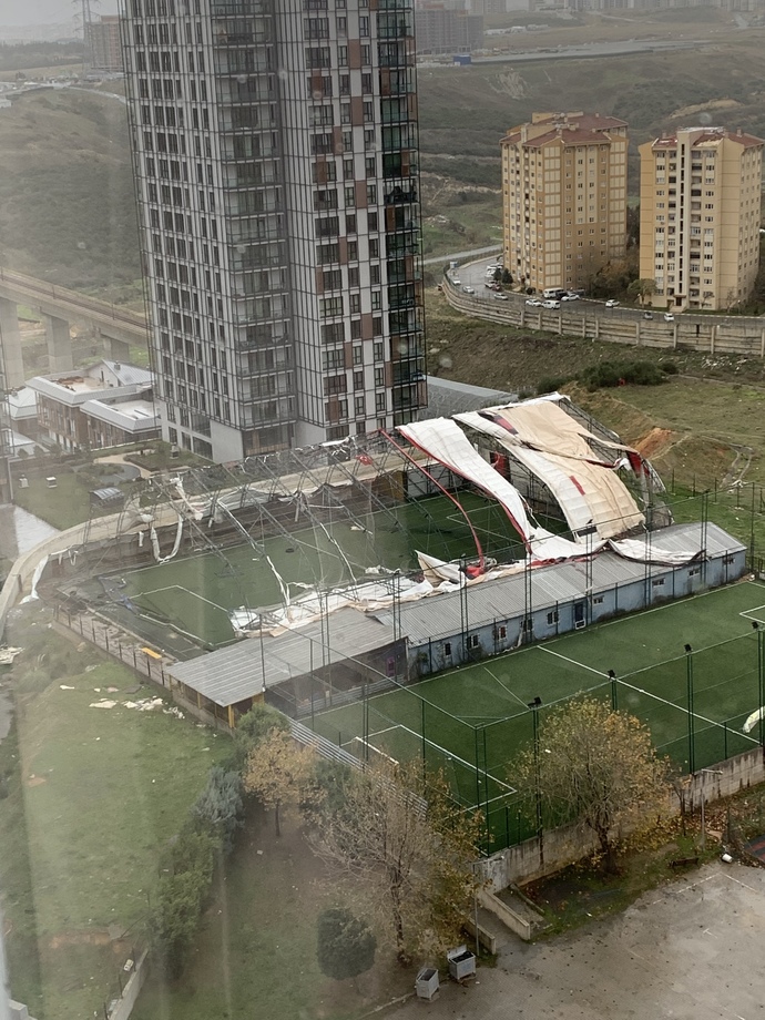 İstanbul'da fırtına nedeniyle tırlar devrildi, çatılar uçtu! Sizin orada hava nasıl?