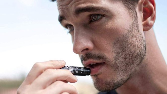 Sevgilim, dudağı çatladığı için lip balm sürdü, babası kızmış. Erkeklerin bakım yapmaya hakkı yok mu?
