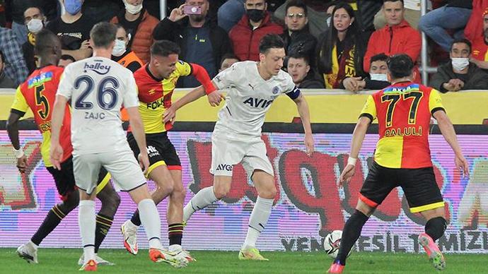 Göztepe 1 - Fenerbahçe 1... Sarı lacivertliler şampiyonluk yarışında ağır yara aldı! Maçı nasıl buldunuz?