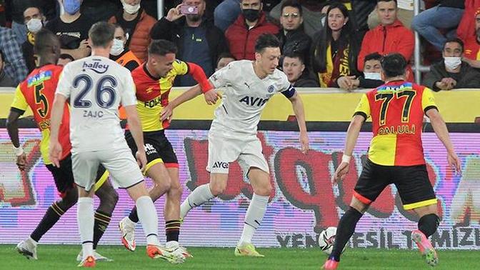 Göztepe 1 - Fenerbahçe 1... Sarı lacivertliler şampiyonluk yarışında ağır yara aldı! Maçı nasıl buldunuz?