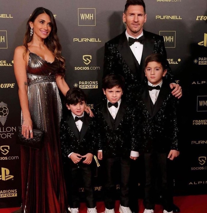 Leo Messi, fotoğraf çekimi için eşini gönderen direktörlere onun yeri benim yanım diyerek postayı koyuyor. Bu adamın kusuru var mı?