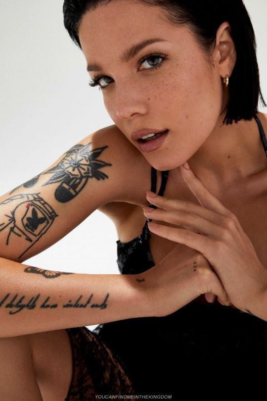 Halsey ve Ursula Corbero! İki maskulen tarzdan hangisini daha çok beğeniyorsunuz?