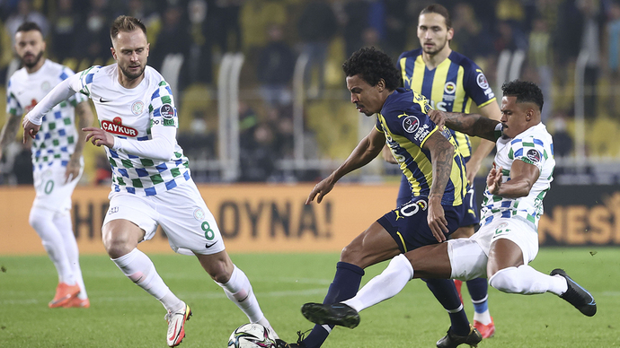 Fenerbahçe 4 - Ç. rizespor 0... Sarı lacivertliler 3 puan alarak liderle arasında ki 12 puanlık farkı korudu! Maçı nasıl buldunuz?