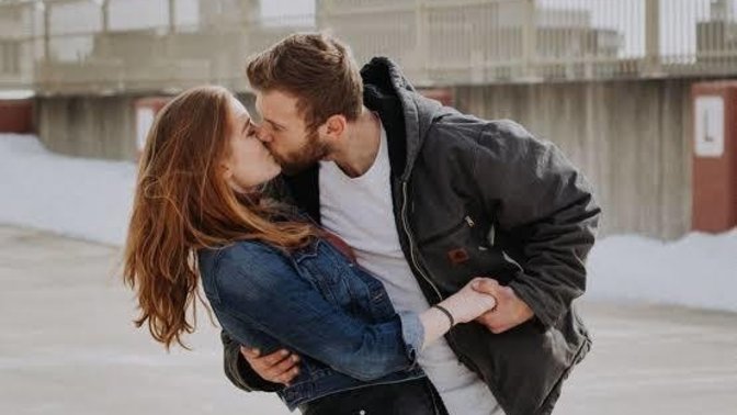 Seks yaparken partnerin vücuduna iltifat eder misiniz?