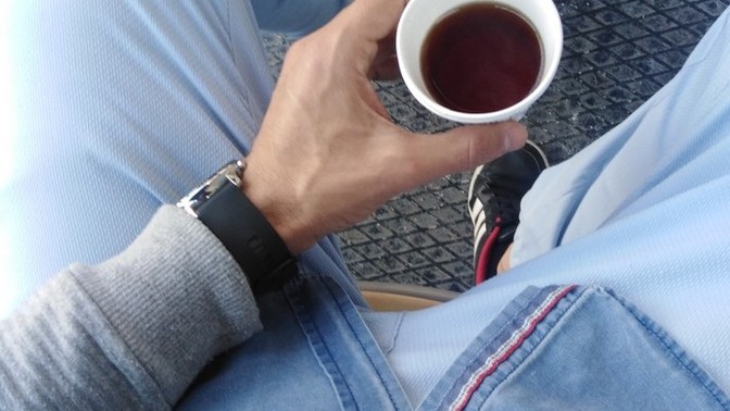 Bacaklarını açarak oturmak kekoluk mudur?