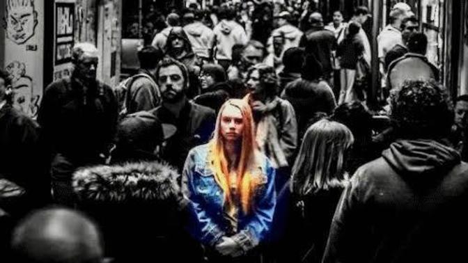 Kalabalıkta strese giriyorum ve herkesin bana bakıp benim hakkımda konuştuğunu hissediyorum. Sizce neden böyleyim?
