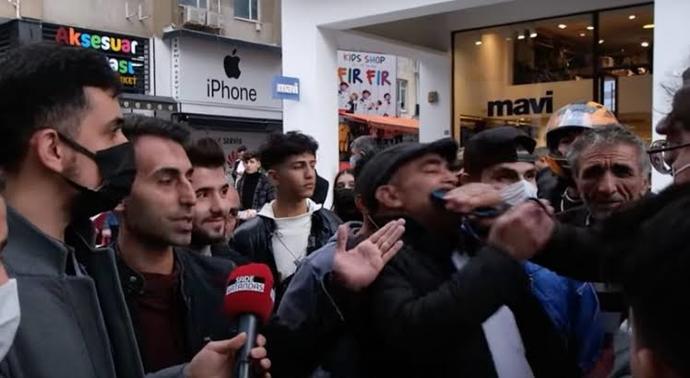 Telefonunu çıkar göster diyen adamın ağzına telefon soktular! Ülkede problem olmadığını düşünenler hakkında ne düşünüyorsunuz?