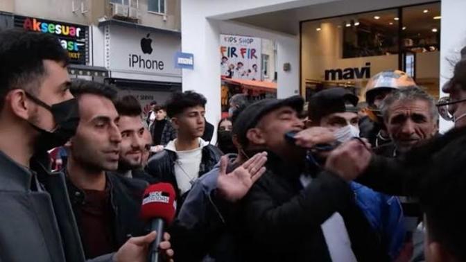 "Telefonunu çıkar göster" diyen adamın ağzına telefon soktular! Ülkede problem olmadığını düşünenler hakkında ne düşünüyorsunuz?