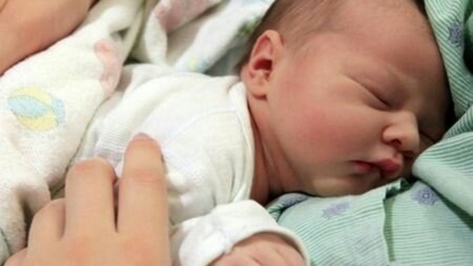 Yeni doğan bebekler anne kokusunu bilir derler. Bu gerçekten doğru mu?