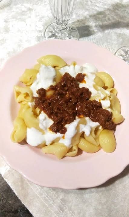 Kıyma soslu yoğurtlu mantı makarna
