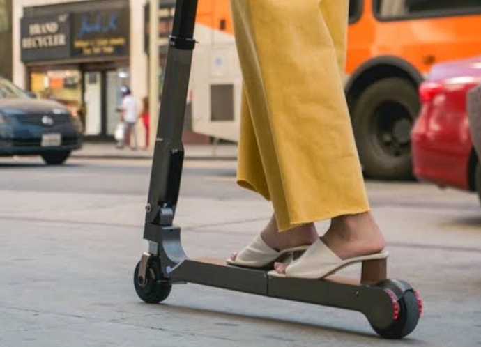 Elektrikli scooterlar sinirlerimi bozuyor. Siz ne düşünüyorsunuz, elektrikli scooter kullanılmalı mı?