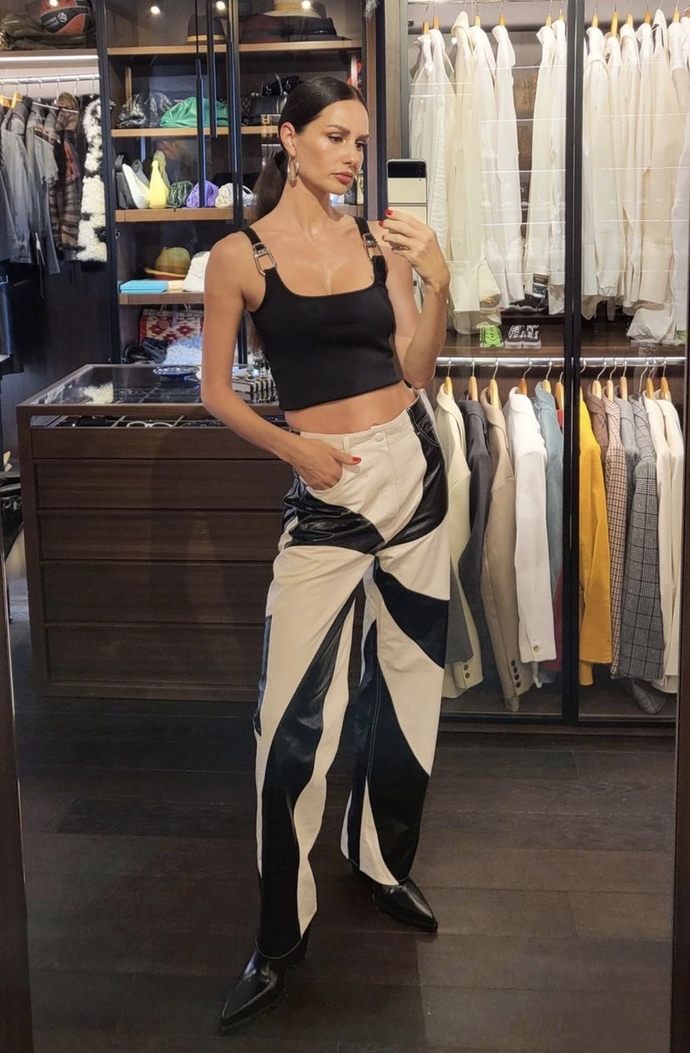 Yasemin Özilhan mı yoksa Serenay Sarıkaya’nın mı ayna selfiesi daha güzel?