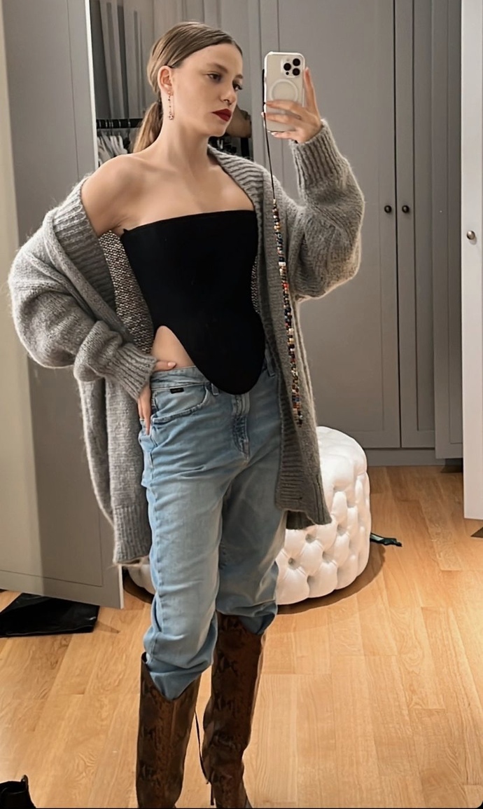 Yasemin Özilhan mı yoksa Serenay Sarıkaya’nın mı ayna selfiesi daha güzel?