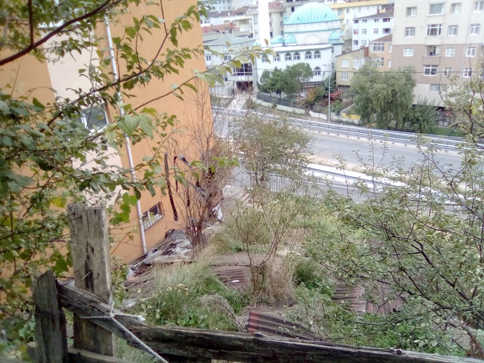 çöplüğe dönen aşağımızdaki boş arsa