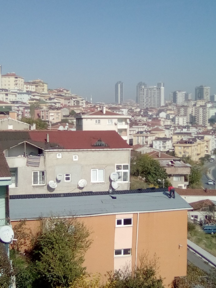 çatısını tamir ettirdi tüm pisliğini aşağıdaki boş arsaya attı