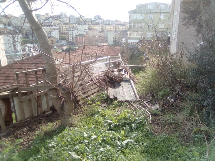 yanımızdaki çöplüğe dönen boş arsa