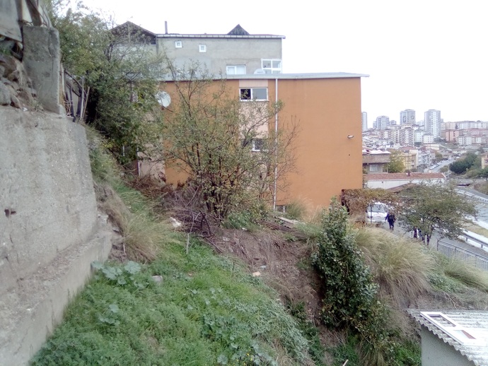 bu boş arsa yukarıdaki evlerden atılan çöplerle dolu