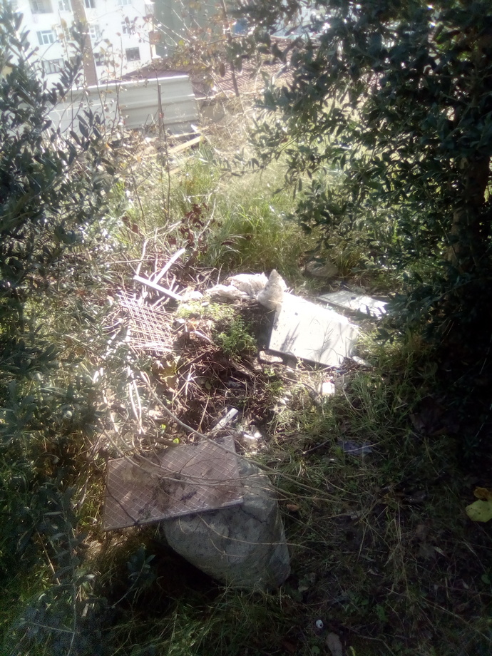 çöplük olan yanımızdaki boş arsa karşımızdaki binadan atılıyor