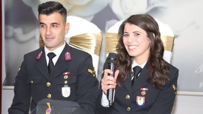 Yeni karara göre subay ve astsubay adayları sevgilileriyle yaşayamayacak! Sizce de bu kadarı fazla değil mi?