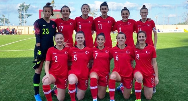Kadınların futbol ile ilgilenmesi itici mi?