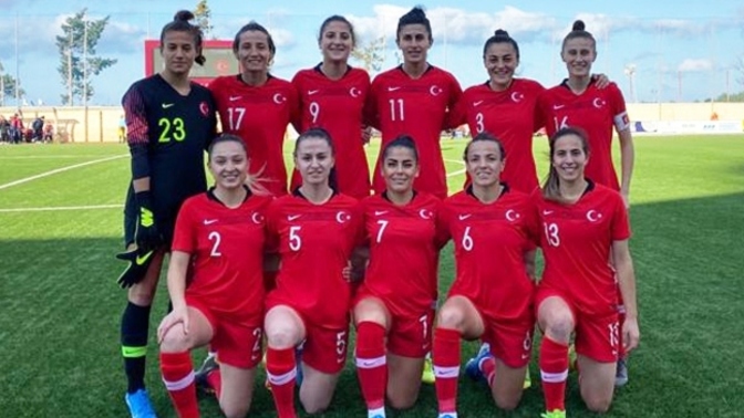 Kadınların futbol ile ilgilenmesi itici mi?