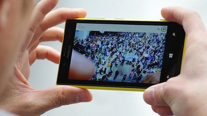 Yemek yerken internetten video izler misiniz?