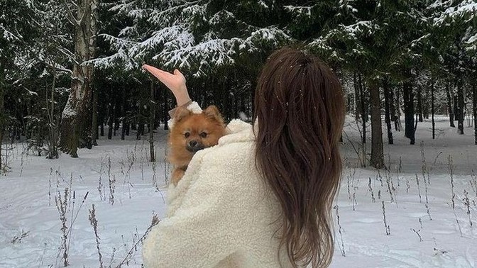 Kışın karda yürüyüş yaparken şişme mont mu tercih edersin, spor bir kaban mı?
